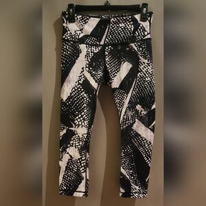 Lululemon size 6 Cropped leggings